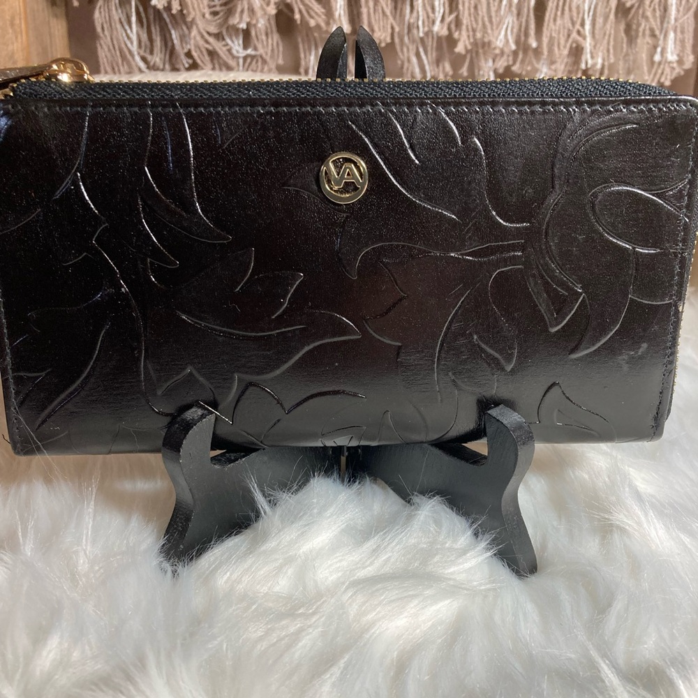 NWOT New Valentina Made in Italy Genuine Leather BLACK Embossed Wallet